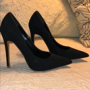 Black pumps